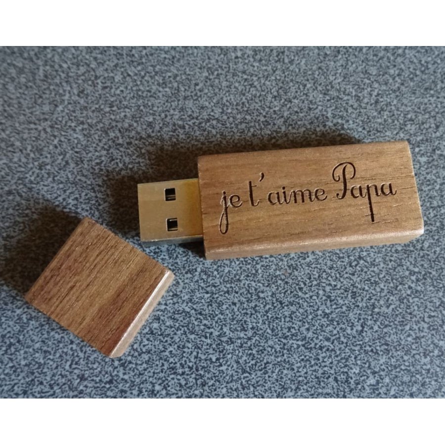 Pequena chave USB gravada em madeira de nogueira para personalizar
