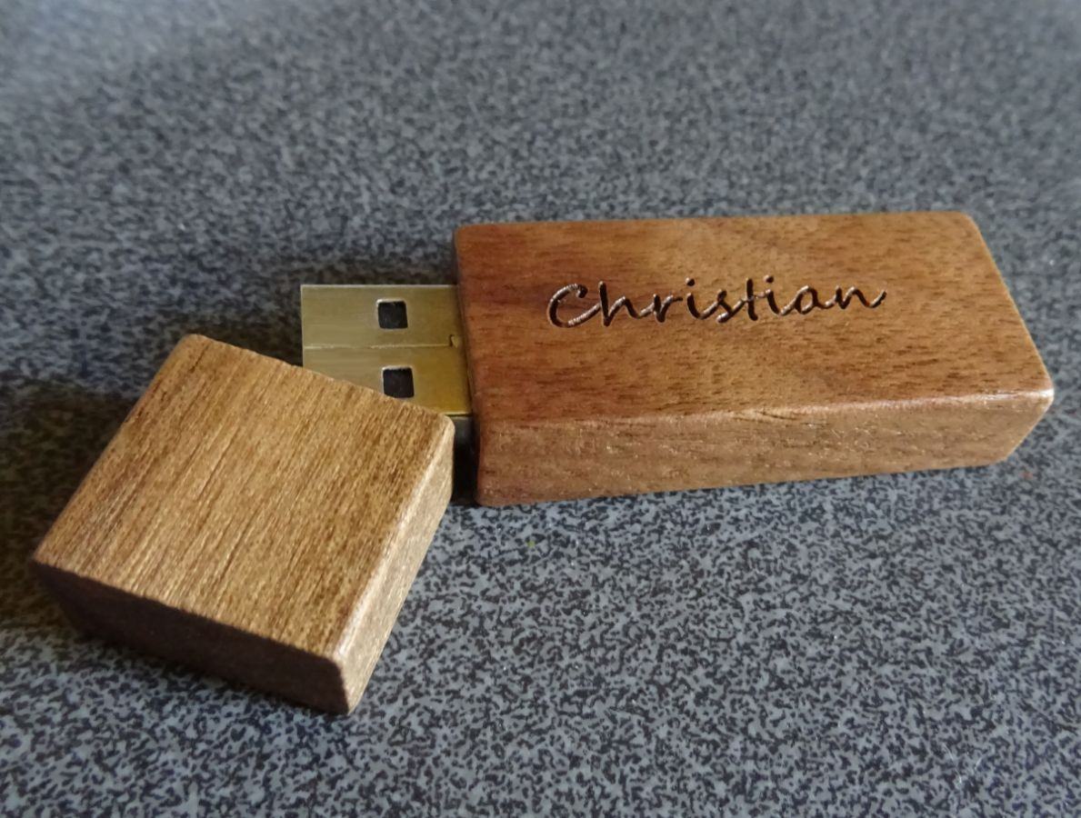 Pequena chave USB gravada em madeira de nogueira para personalizar