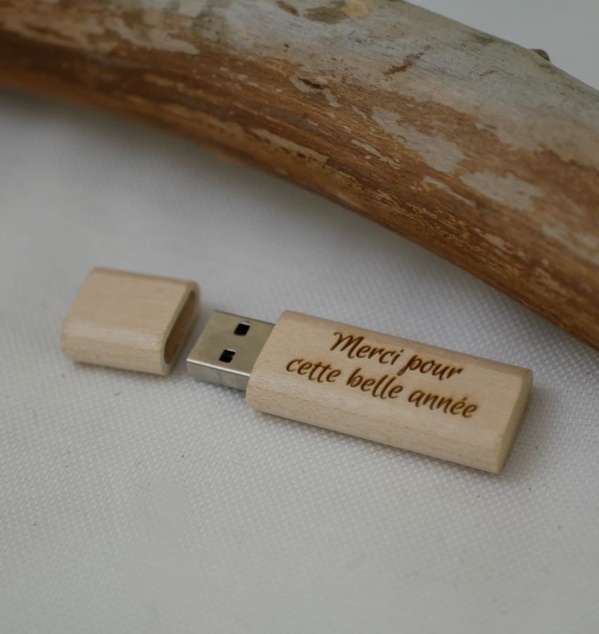 Pequena chave USB gravada em madeira para personalizar