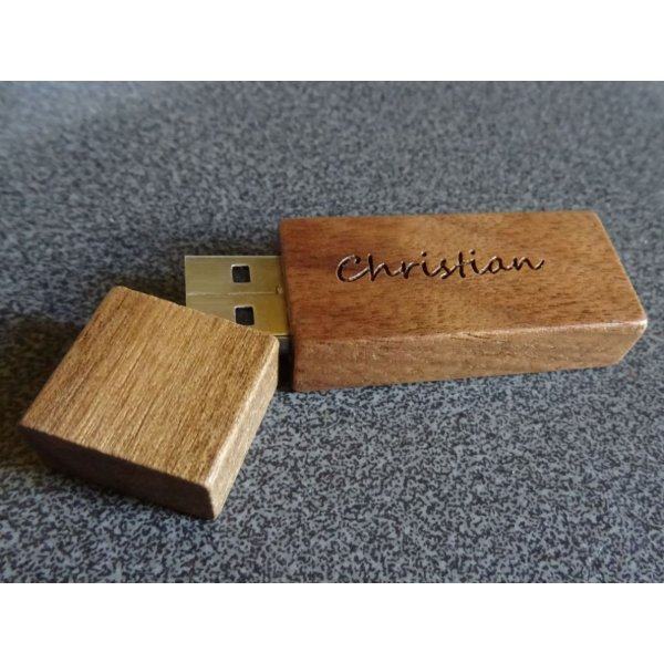 Pequena chave USB gravada em madeira de nogueira para personalizar