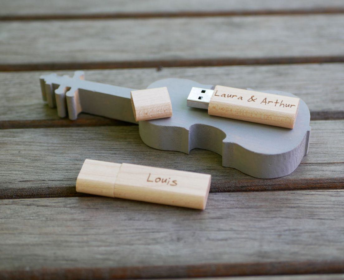 Pequena chave USB gravada em madeira para personalizar