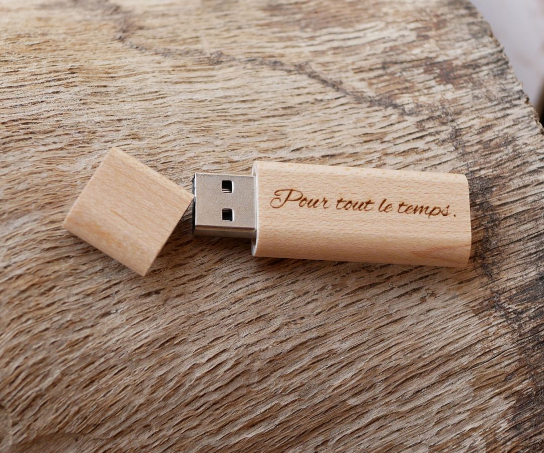 Pequena chave USB gravada em madeira para personalizar