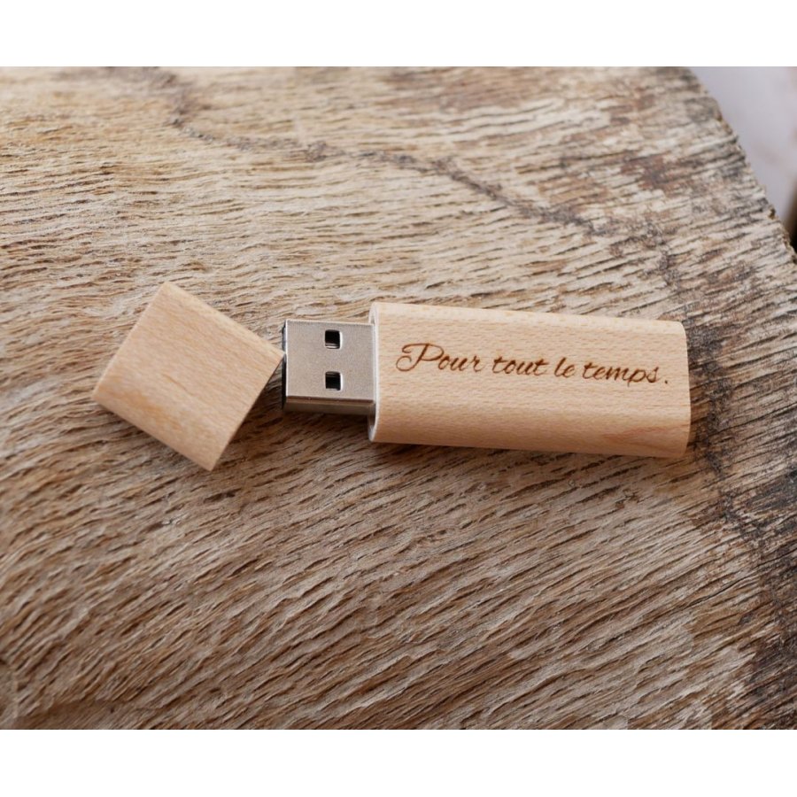 Pequena chave USB gravada em madeira para personalizar