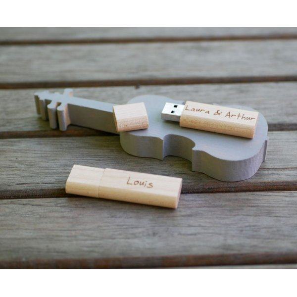 Pequena chave USB gravada em madeira para personalizar