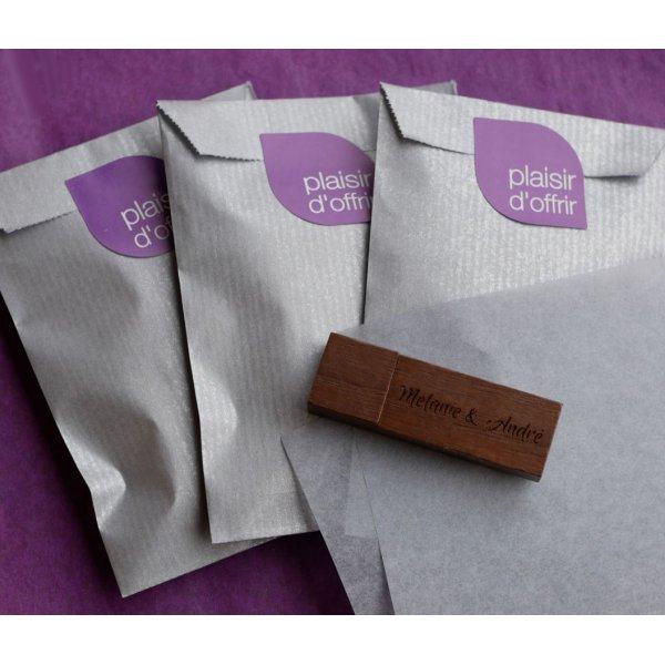 Pequena chave USB gravada em madeira de nogueira para personalizar