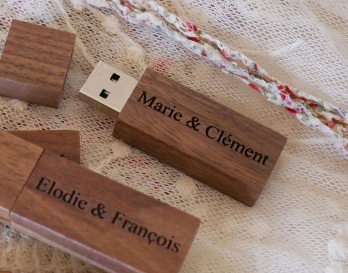 Pequena chave USB gravada em madeira de nogueira para personalizar