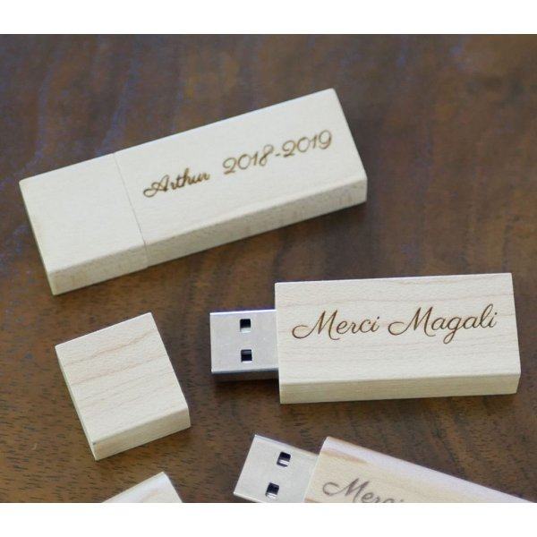 Pequena unidade flash USB de 16GB em madeira clara para ser personalizada para um presente &uacute;nico