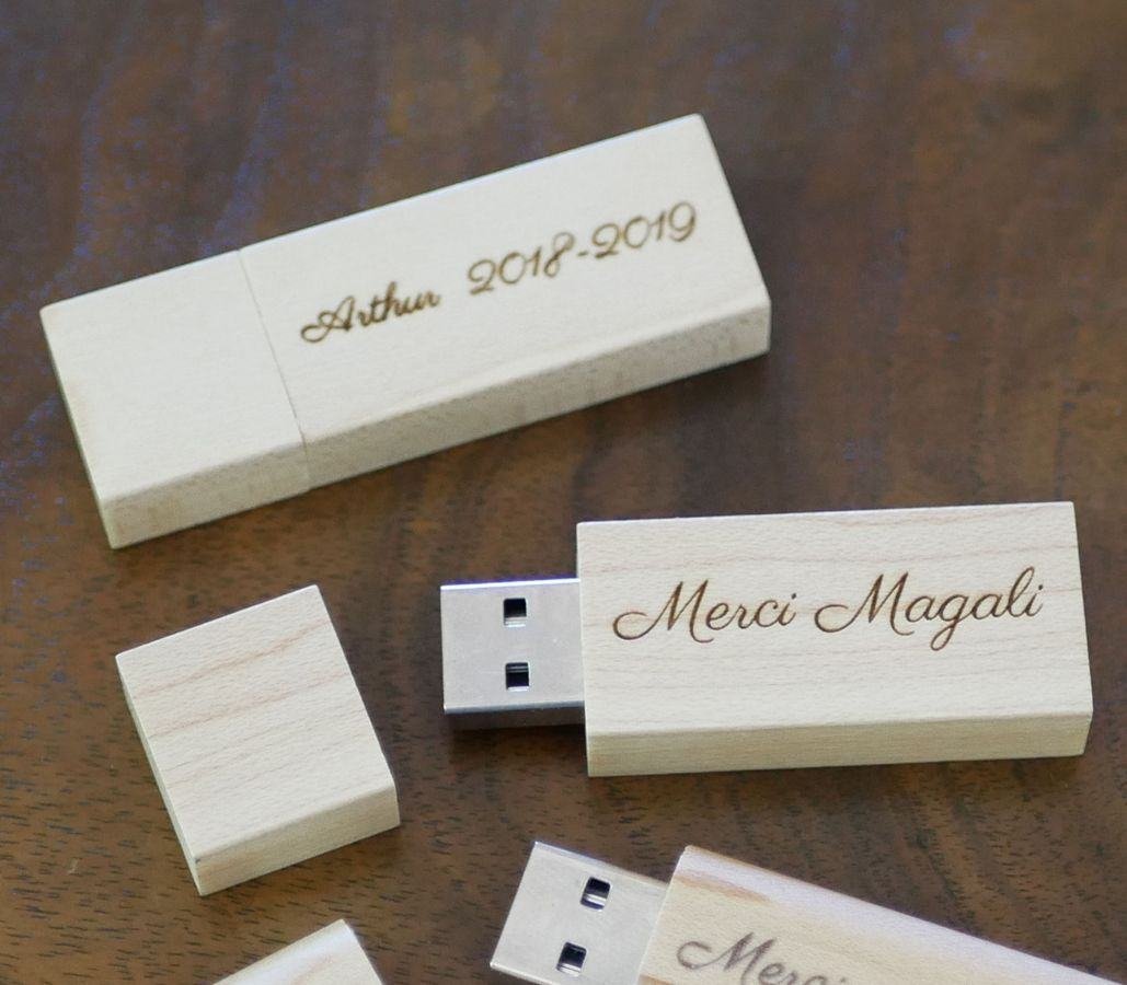 Pequena unidade flash USB de 16GB em madeira clara para ser personalizada para um presente único