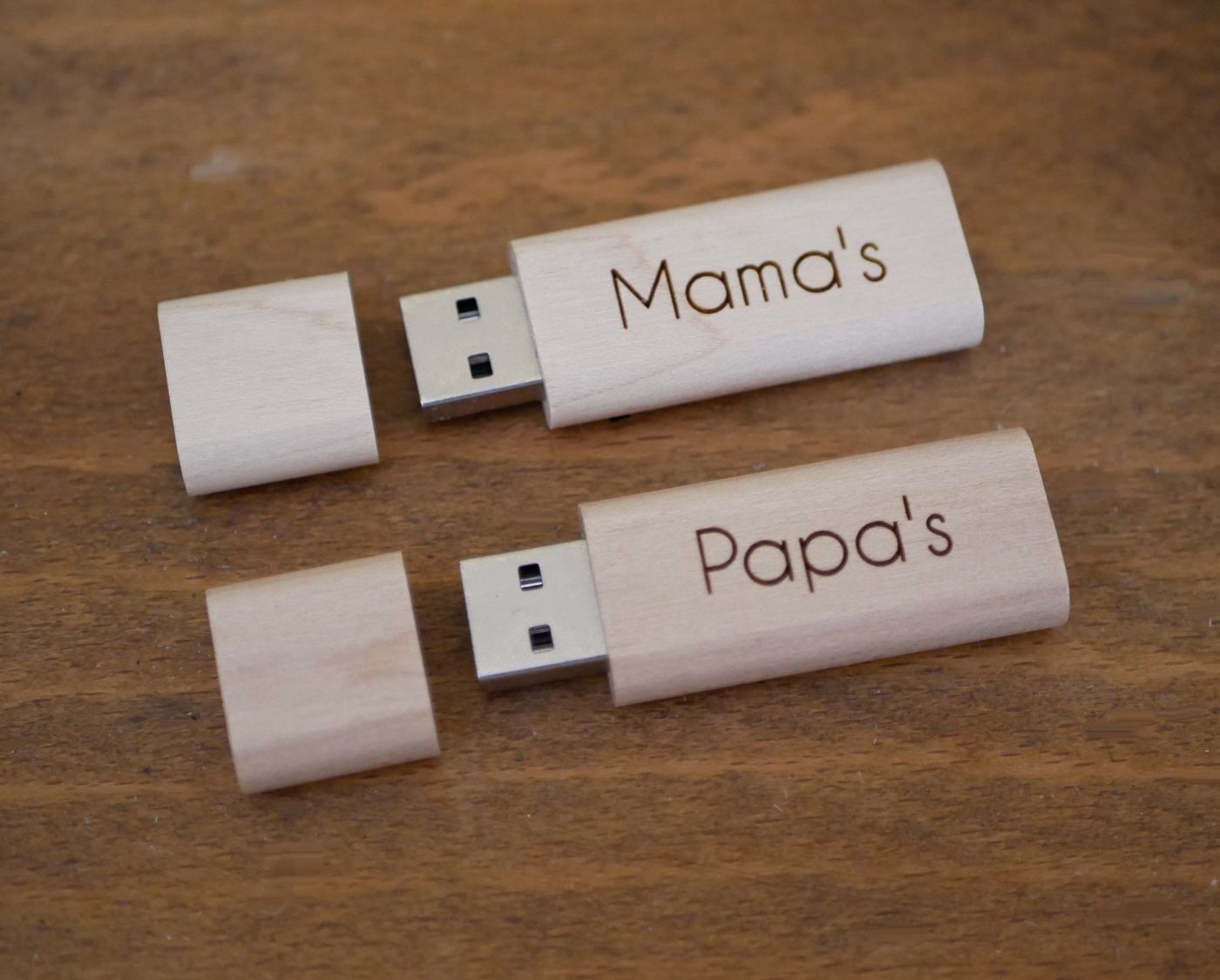 Pequena chave USB gravada em madeira para personalizar