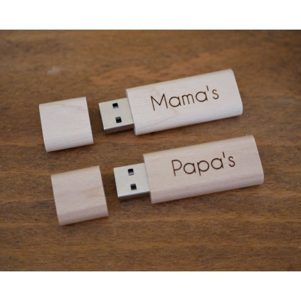 Pequena chave USB gravada em madeira para personalizar