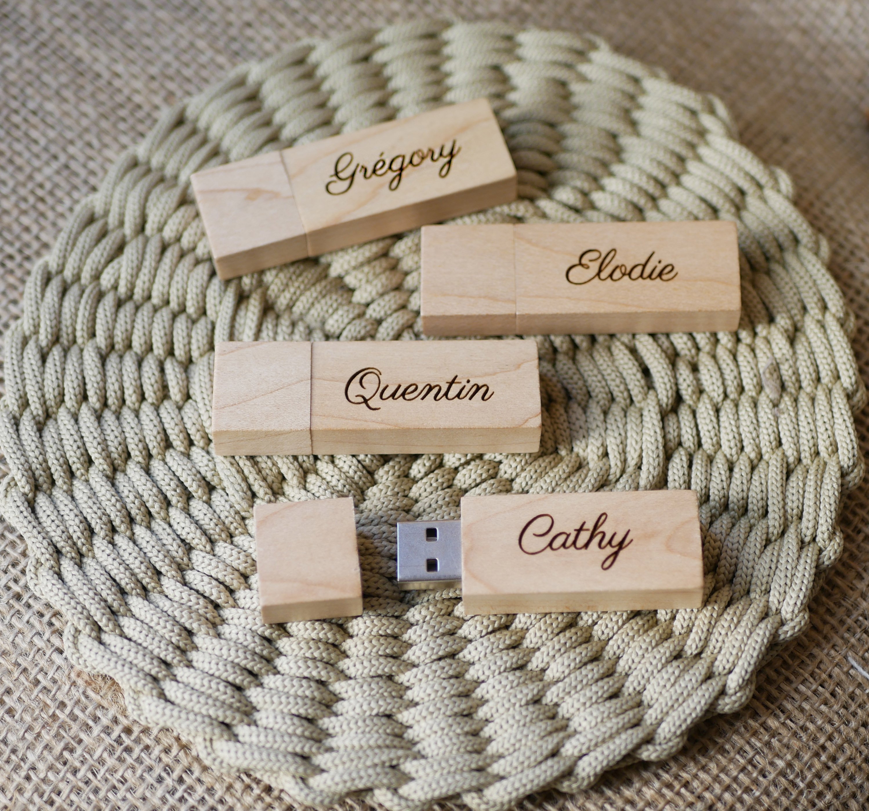 Pequena chave USB gravada em madeira leve para ser personalizada 32Gb 2.0