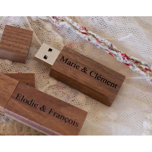 Pequena chave USB gravada em madeira de nogueira para personalizar