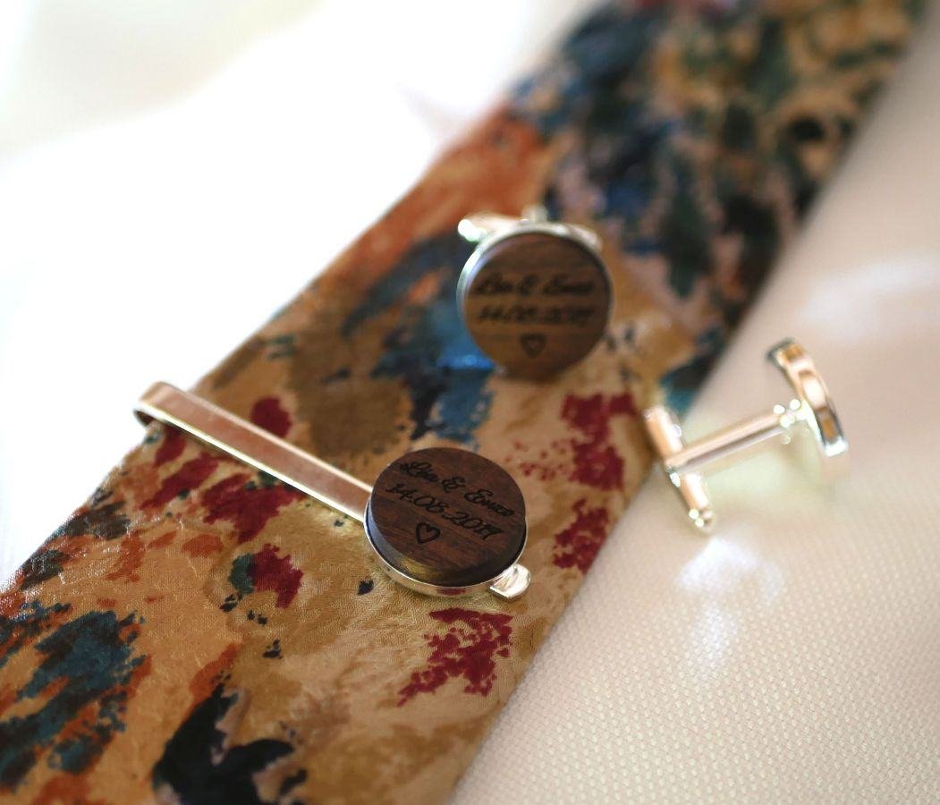 Clipe para gravata com cabochão de madeira personalizado por gravação