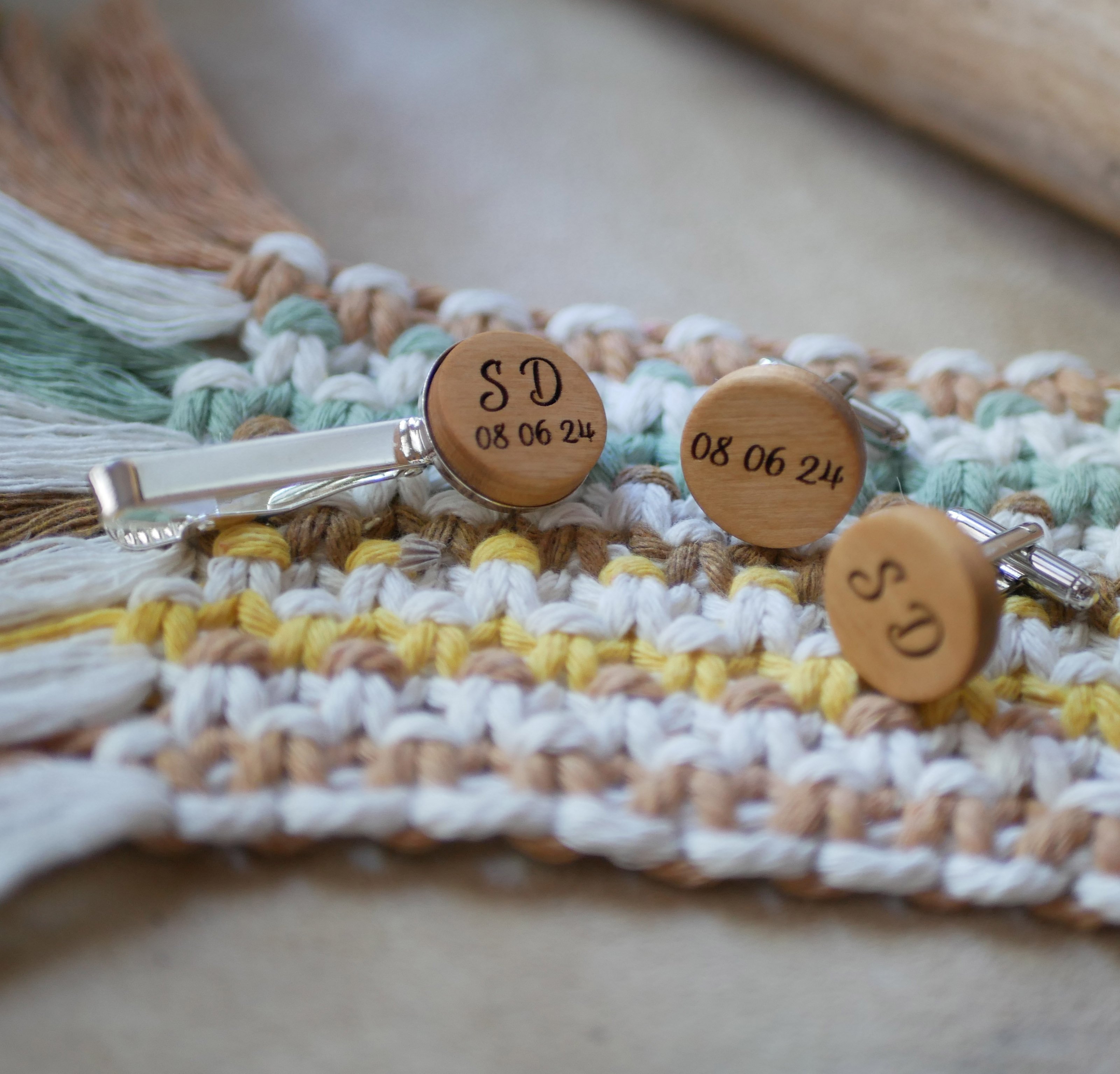 Clipe para gravata com cabochão de madeira personalizado por gravação