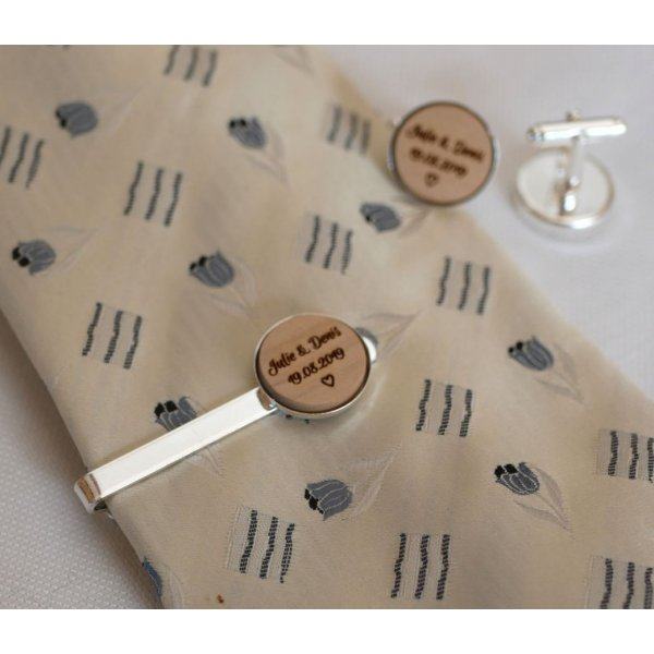 Clipe para gravata com caboch&atilde;o de madeira personalizado por grava&ccedil;&atilde;o