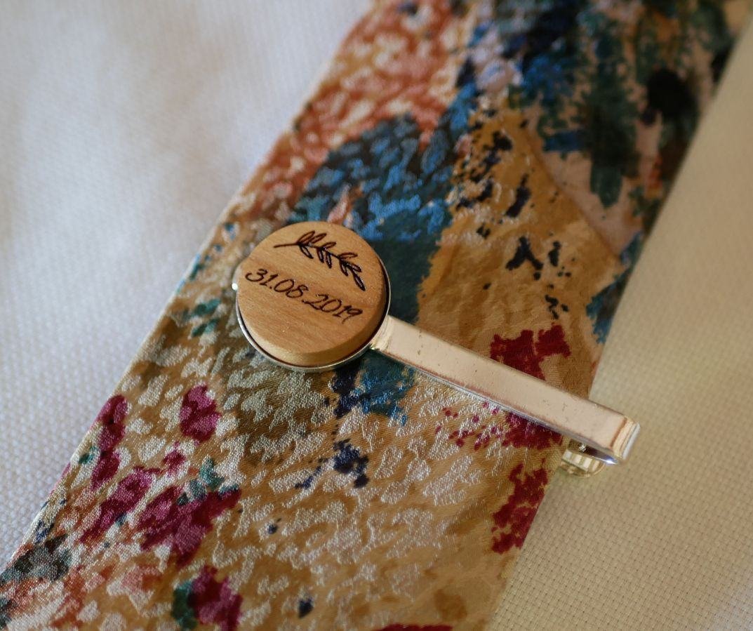 Clipe para gravata com cabochão de madeira personalizado por gravação
