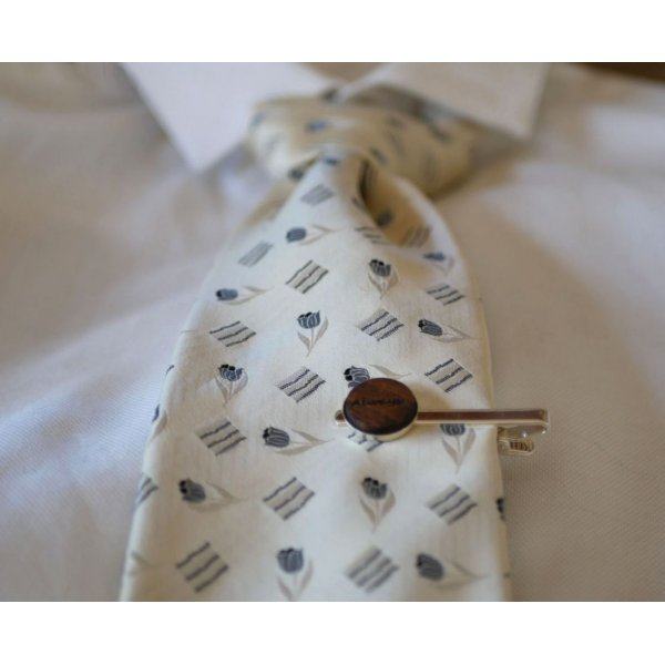 Clipe para gravata com caboch&atilde;o de madeira personalizado por grava&ccedil;&atilde;o