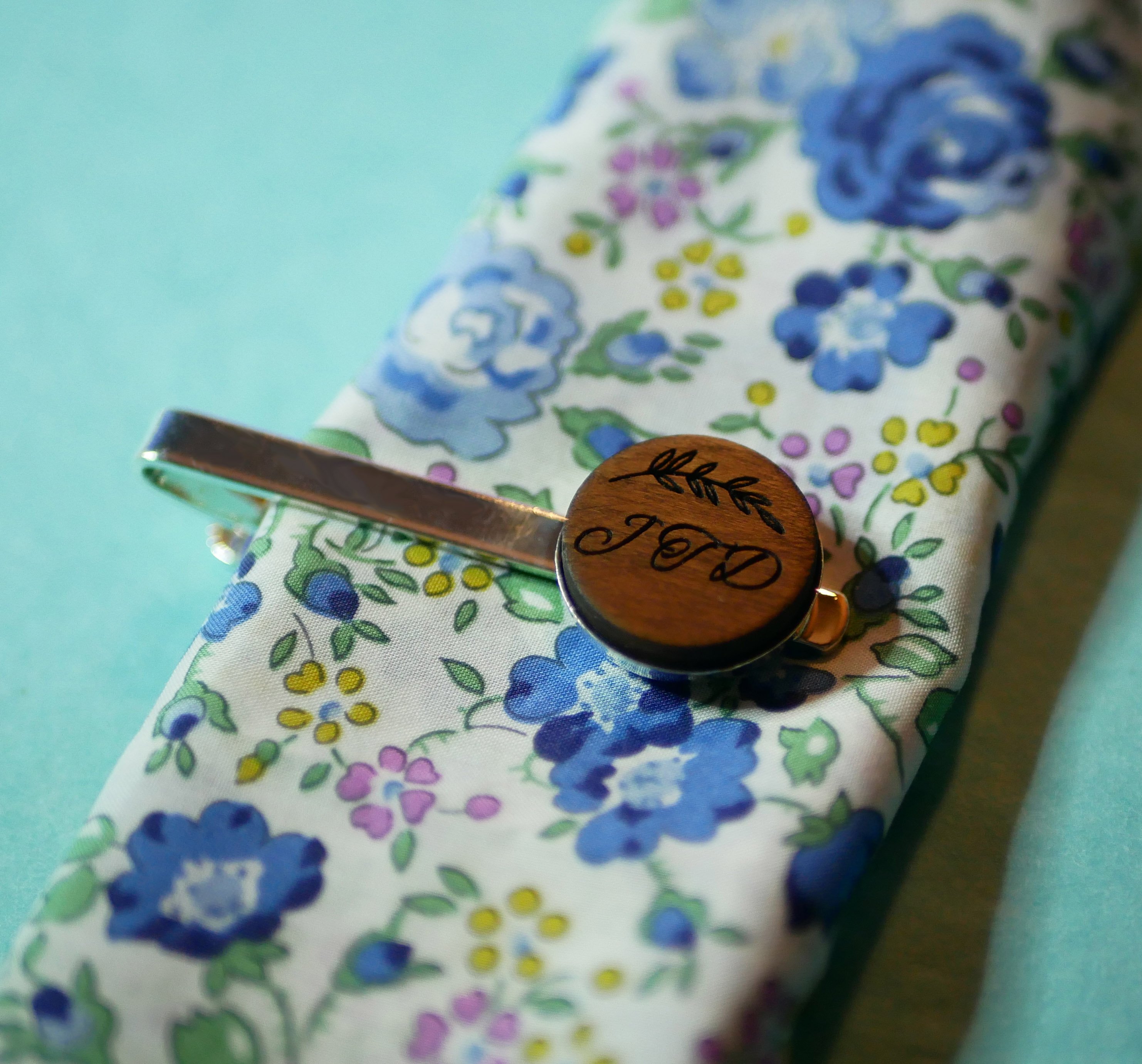 Clipe para gravata com cabochão de madeira personalizado por gravação