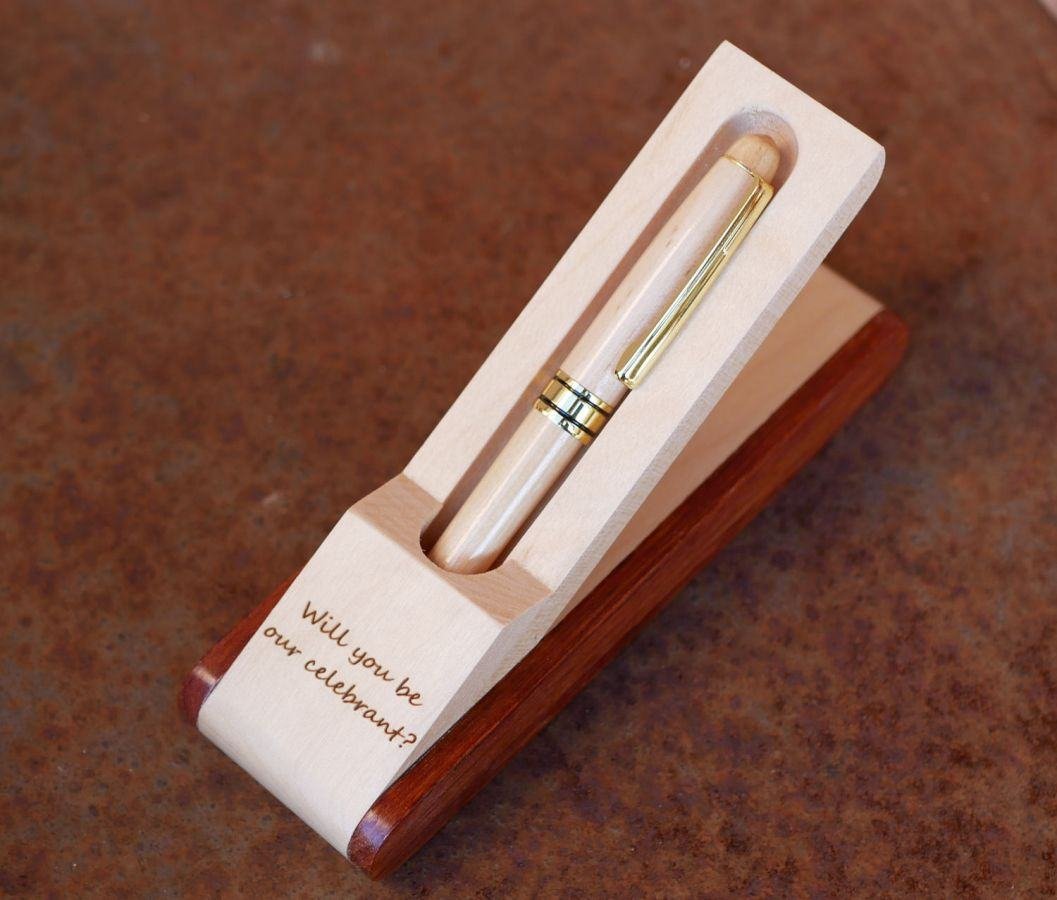 Caixa de madeira com caneta gravada numa caixa para ser personalizada 
