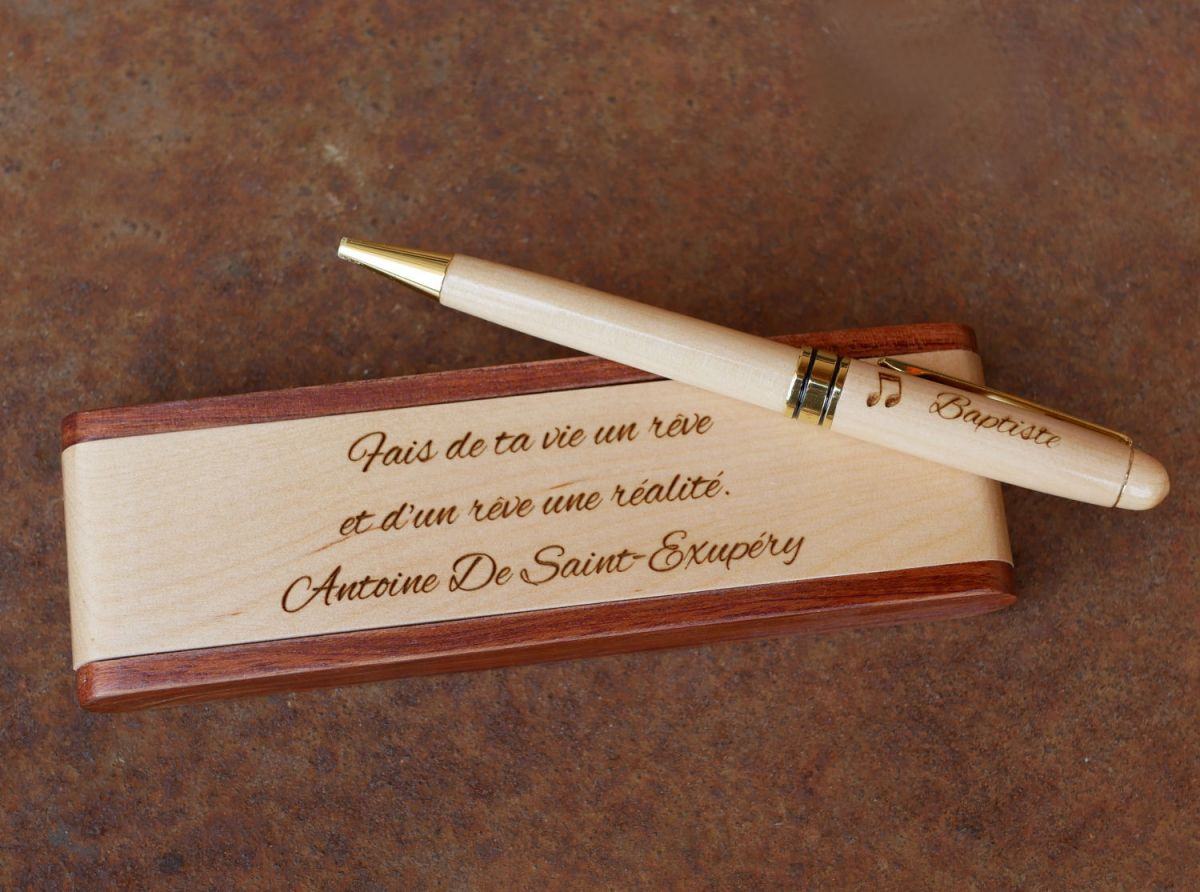 Caixa de madeira com caneta gravada numa caixa para ser personalizada 