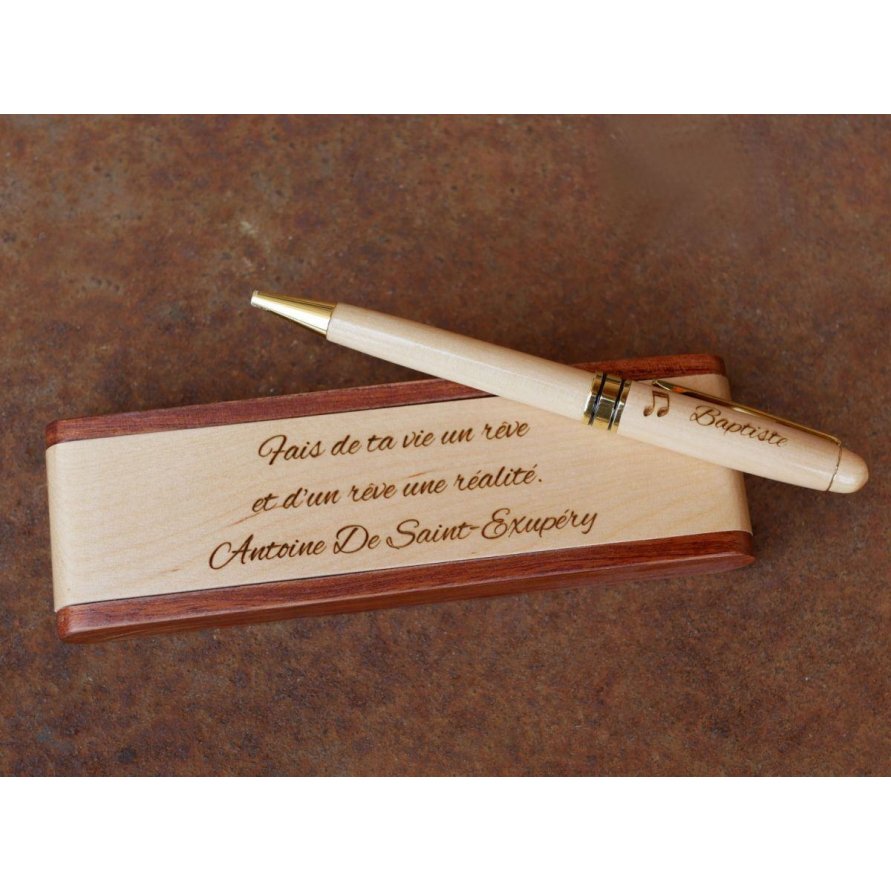 Caixa de madeira com caneta gravada numa caixa para ser personalizada 
