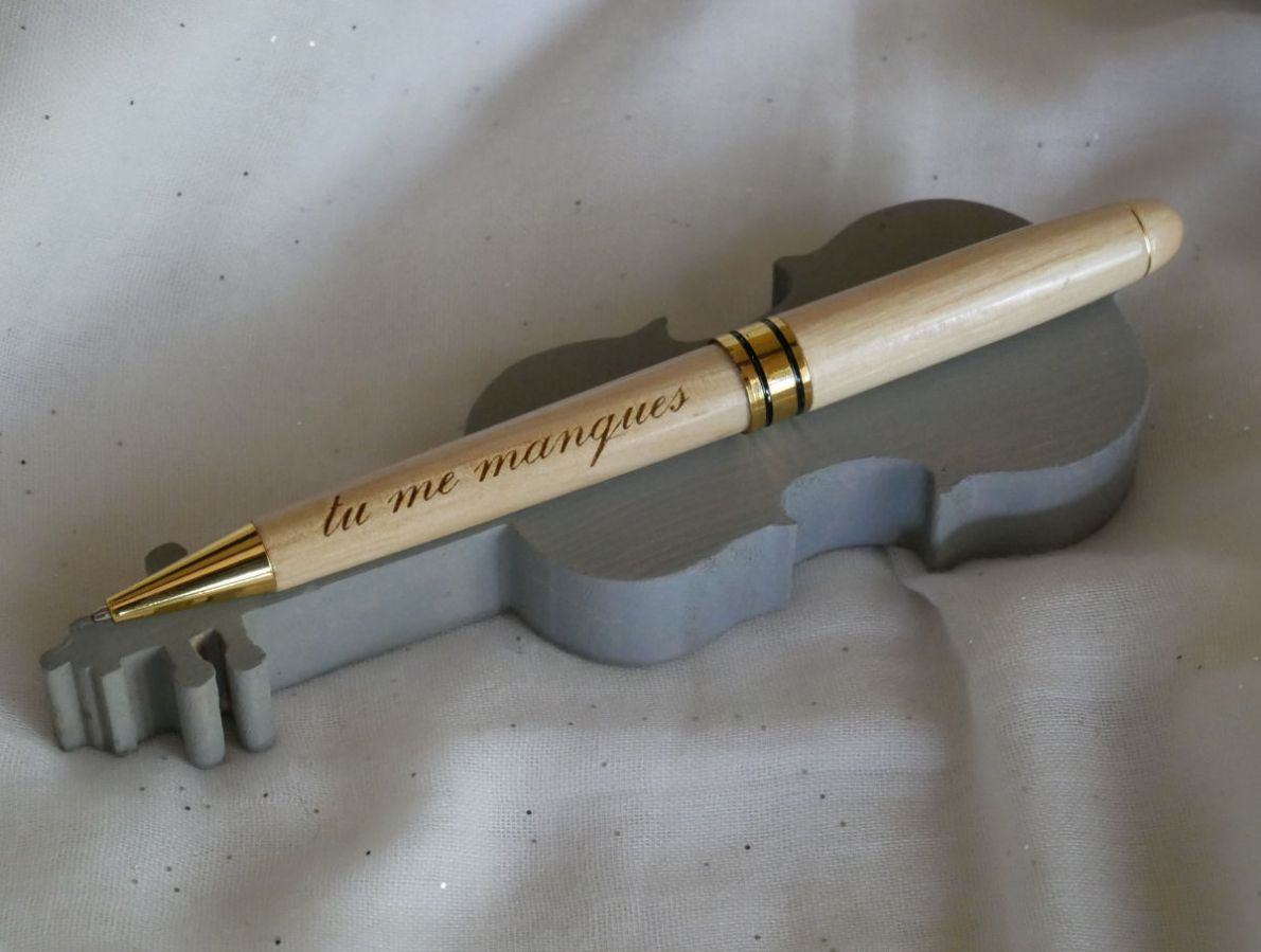 Caixa de madeira com caneta gravada numa caixa para ser personalizada 