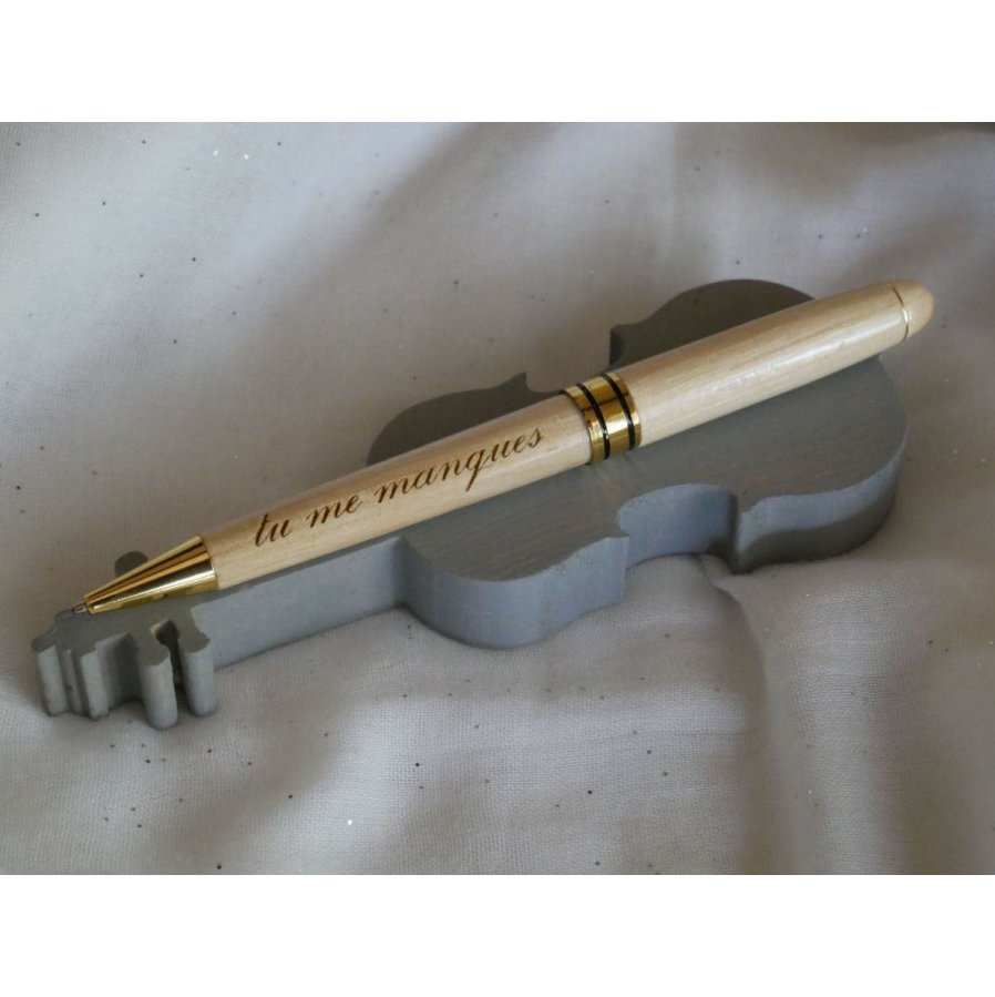 Caixa de madeira com caneta gravada numa caixa para ser personalizada 