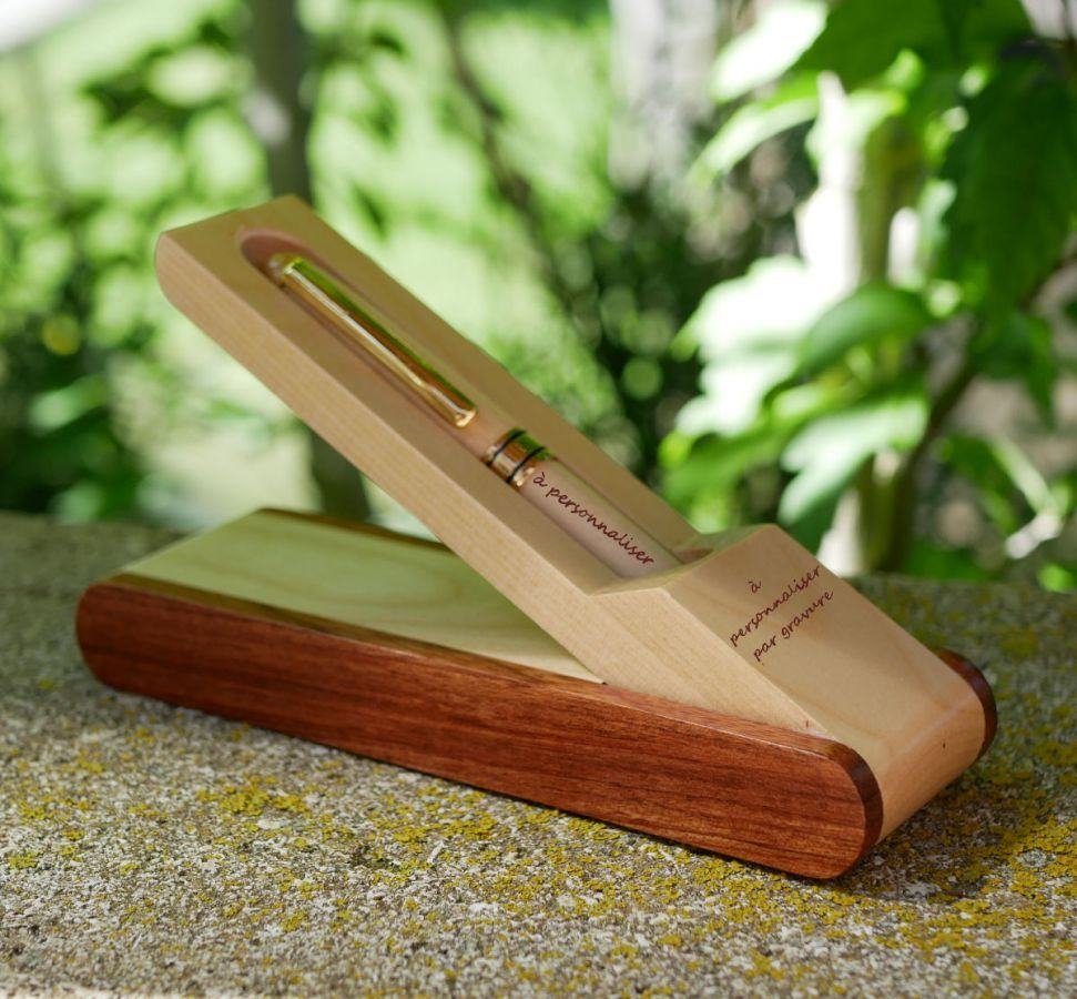 Caixa de madeira com caneta gravada numa caixa para ser personalizada 