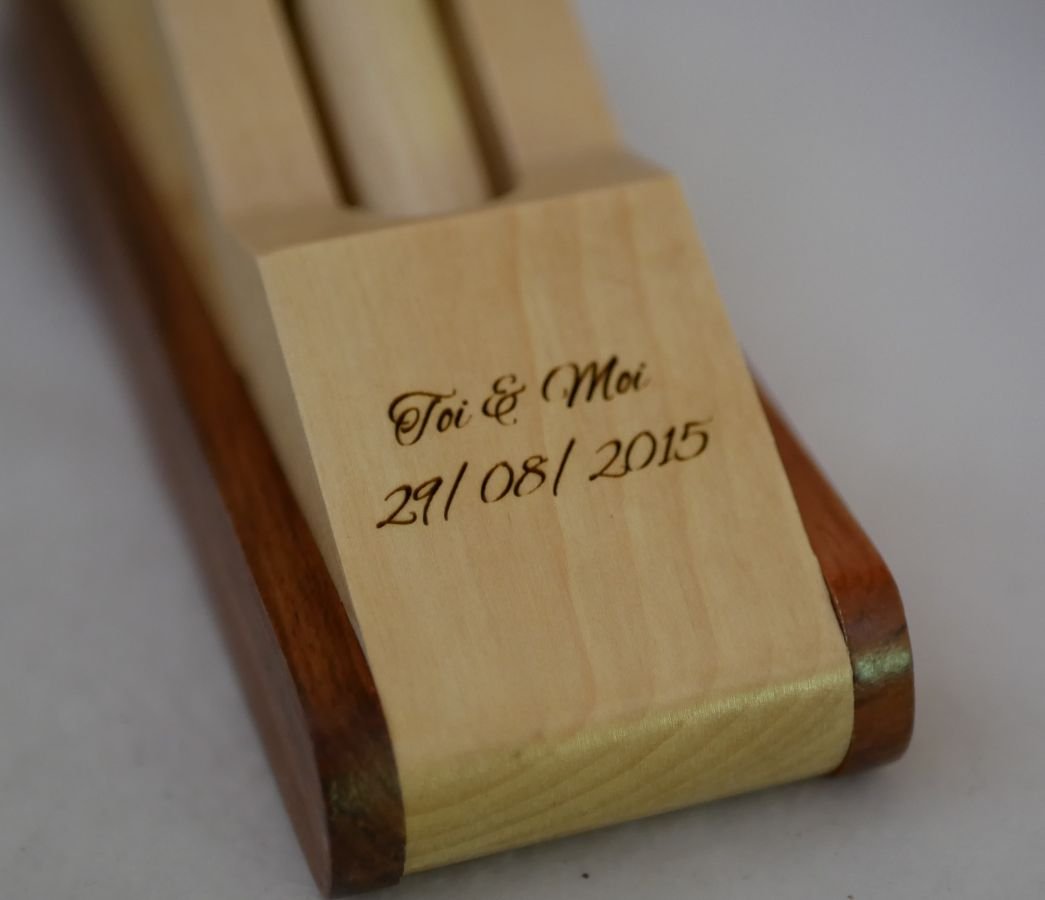Caixa de madeira com caneta gravada numa caixa para ser personalizada 