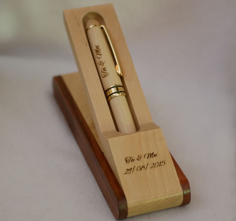 Caixa de madeira com caneta gravada numa caixa para ser personalizada 