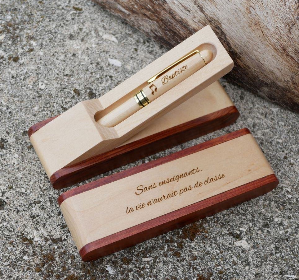 Caixa de madeira com caneta gravada numa caixa para ser personalizada 