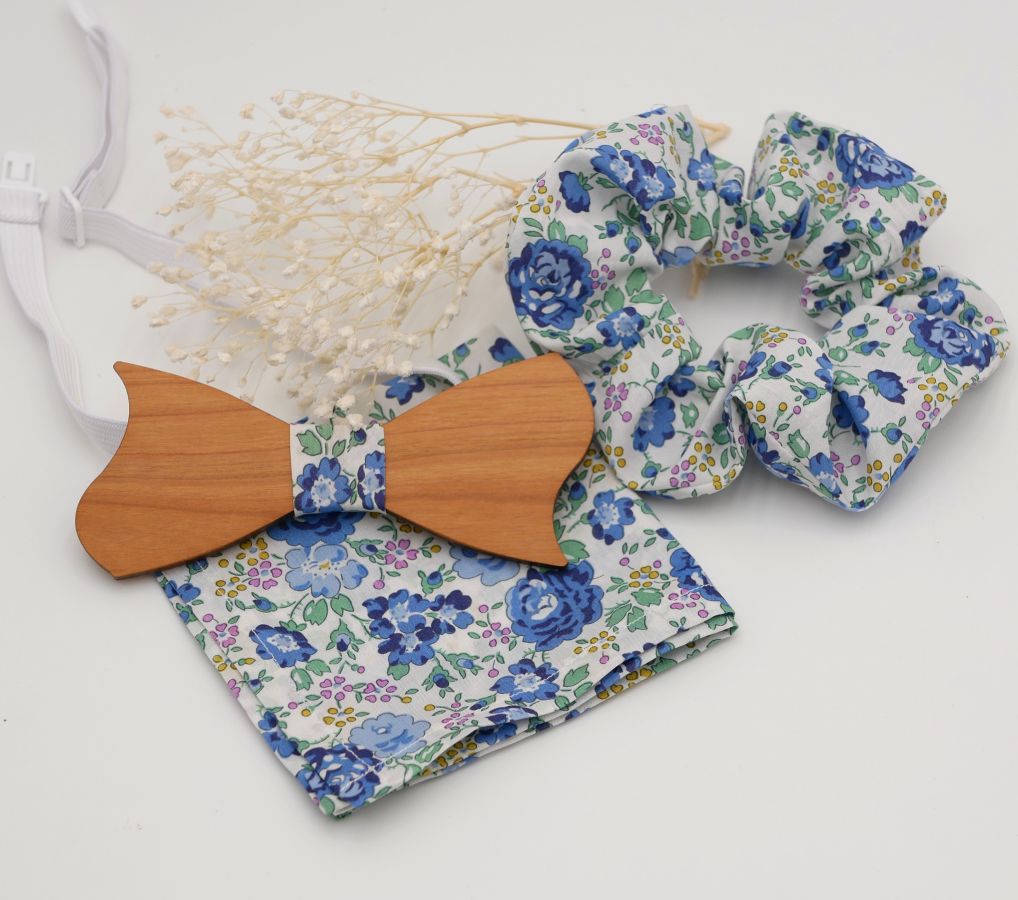 Saco Liberty Blue + elástico + gravata-borboleta de madeira