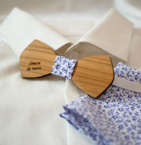 Saco de embreagem Mickael Liberty com flores azuis e la&ccedil;o de madeira, personaliz&aacute;vel