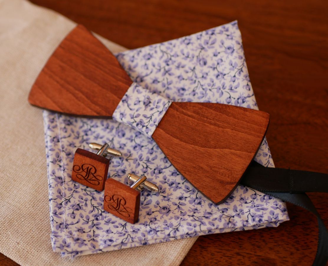 Saco de embreagem Mickael Liberty com flores azuis e laço de madeira, personalizável