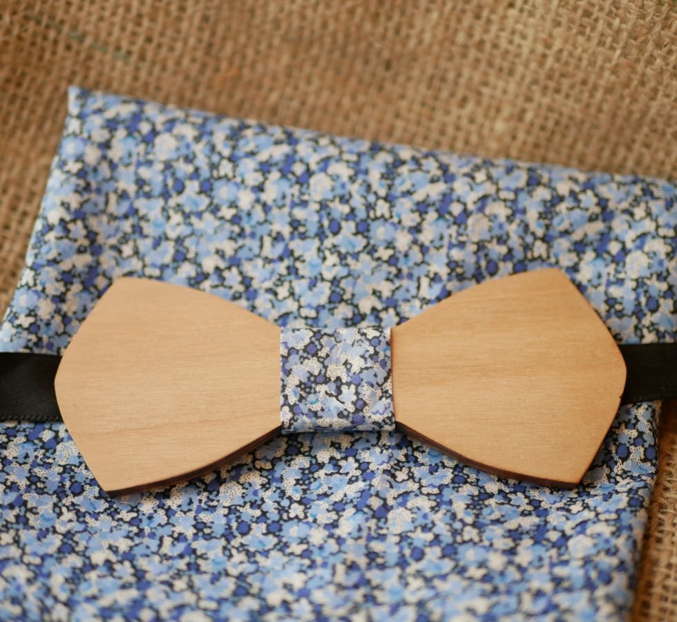Saco Liberty Pepper Blue + scrunchie + gravata-borboleta de madeira
