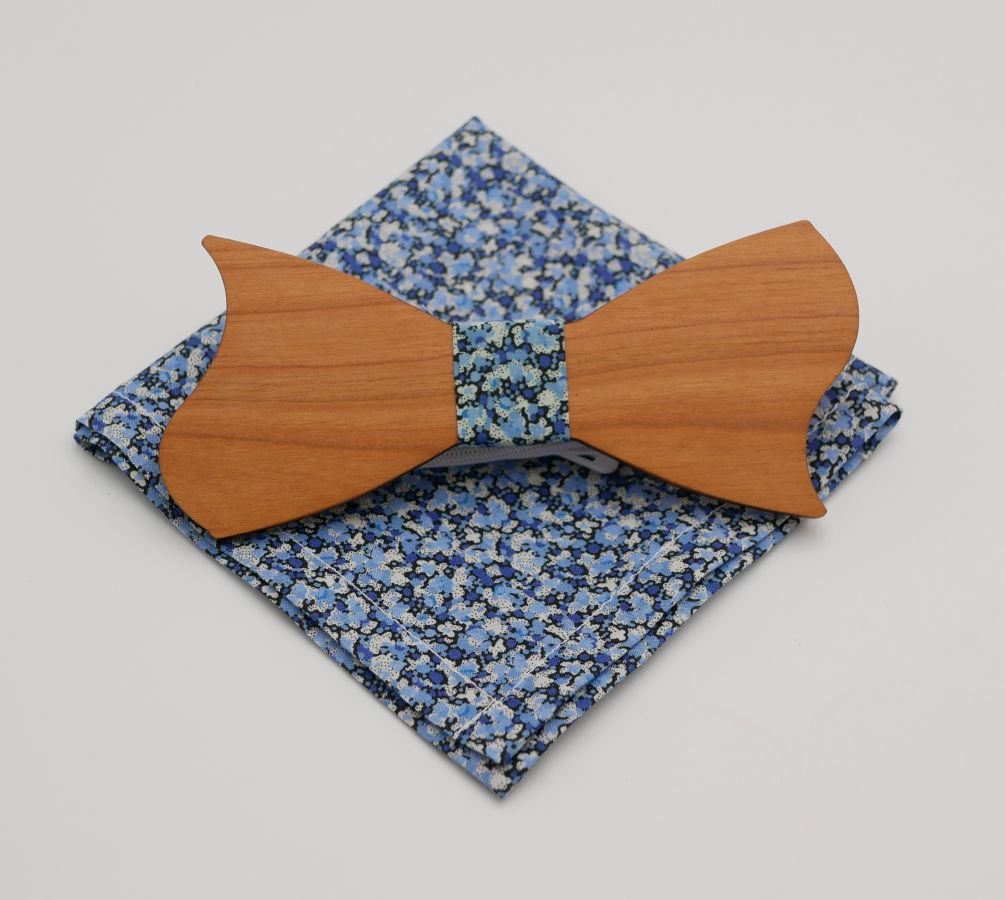 Saco Liberty Pepper Blue + scrunchie + gravata-borboleta de madeira