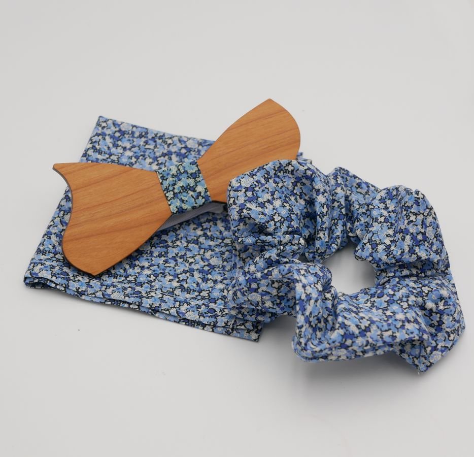 Saco Liberty Pepper Blue + scrunchie + gravata-borboleta de madeira