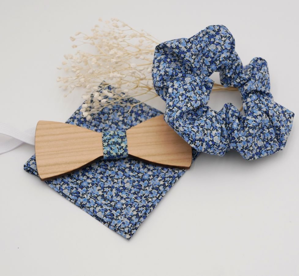 Saco Liberty Pepper Blue + scrunchie + gravata-borboleta de madeira