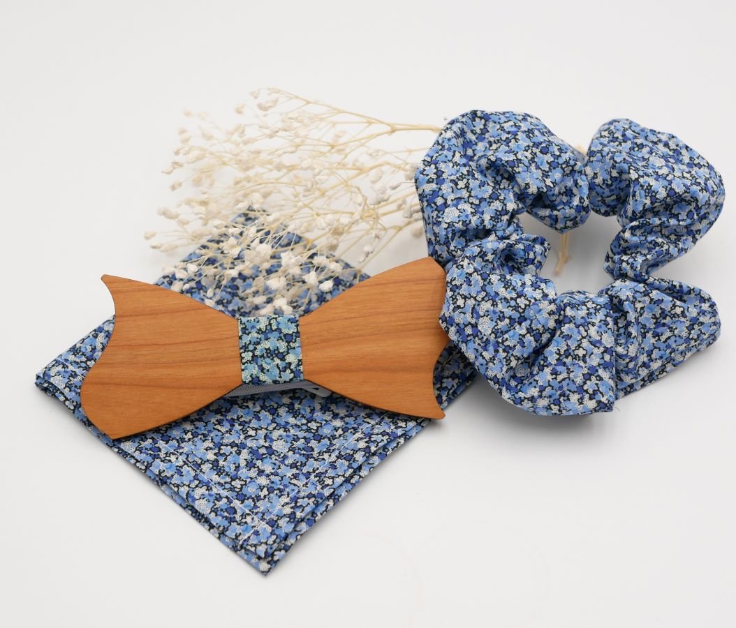 Saco Liberty Pepper Blue + scrunchie + gravata-borboleta de madeira