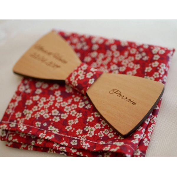 La&ccedil;o de madeira e bolso do fato em vermelho Liberty 