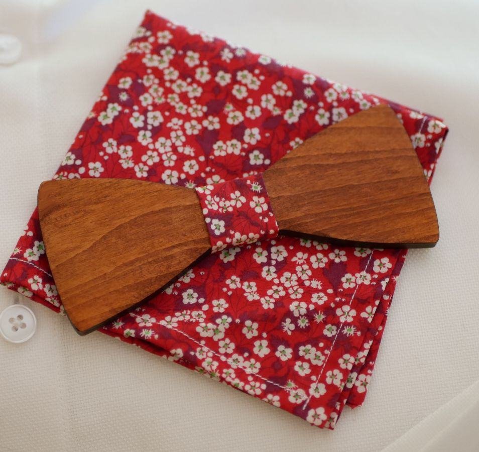 Laço de madeira e bolso do fato em vermelho Liberty 