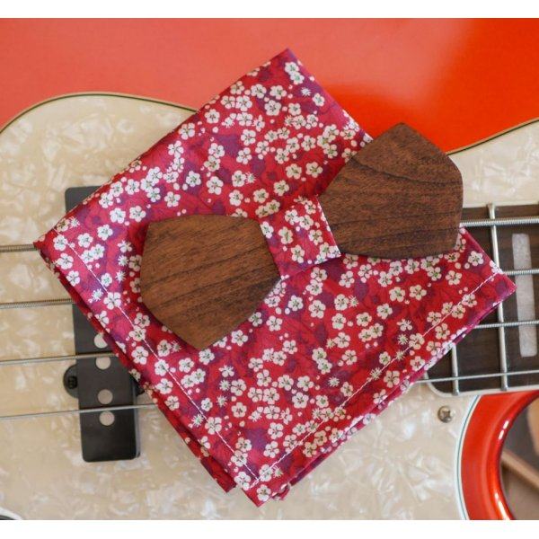 La&ccedil;o de madeira e bolso do fato em vermelho Liberty 