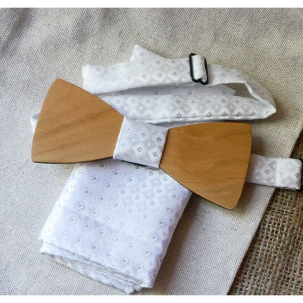 Bolsa de cetim branca e la&ccedil;o de madeira &agrave; sua escolha