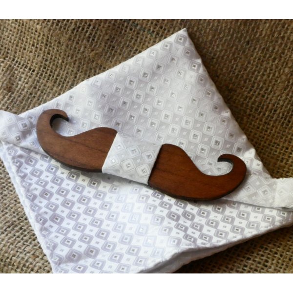 Bolsa de cetim branca e la&ccedil;o de madeira &agrave; sua escolha