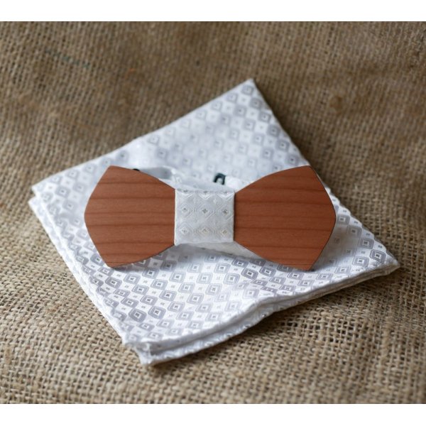 Bolsa de cetim branca e la&ccedil;o de madeira &agrave; sua escolha