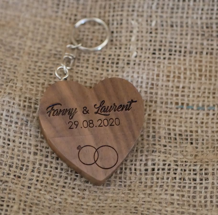 Porta-chaves USB em forma de coração em madeira escura para personalizar com gravação