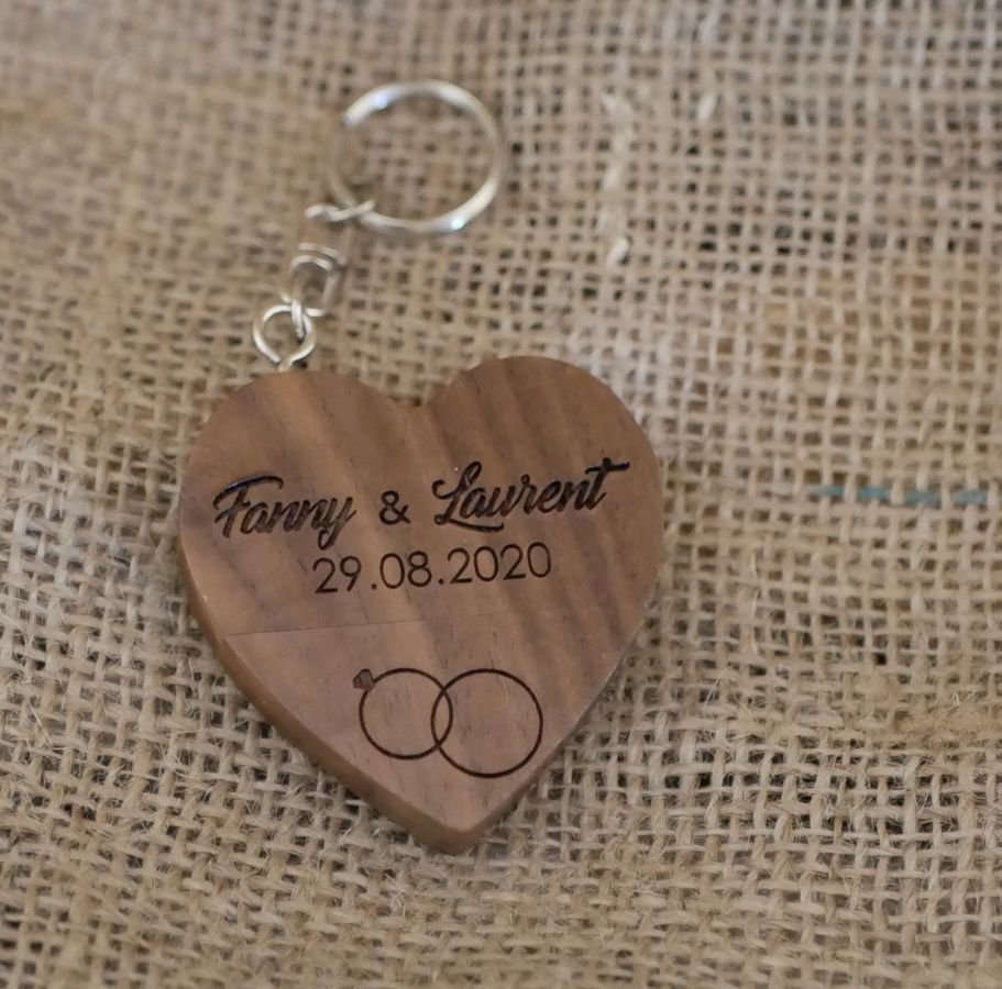 Porta-chaves USB em forma de coração em madeira escura para personalizar com gravação