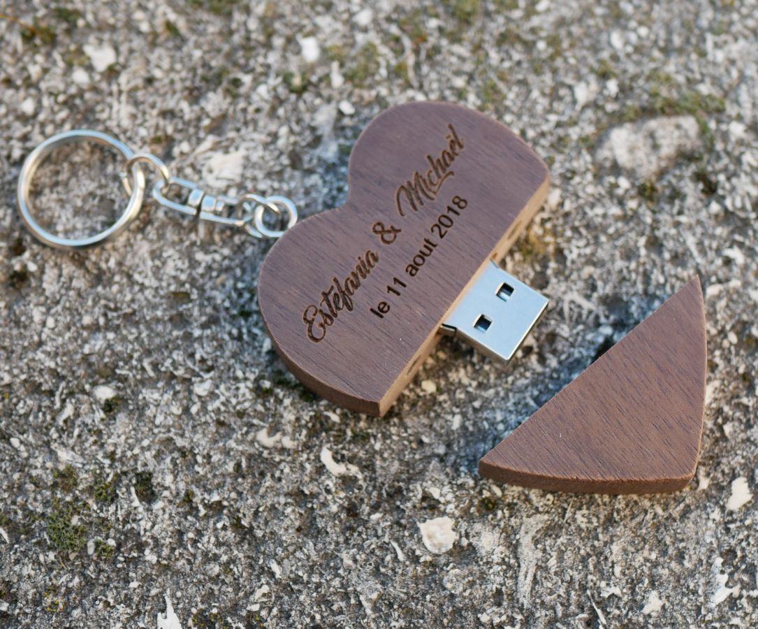 Porta-chaves USB em forma de coração em madeira escura para personalizar com gravação