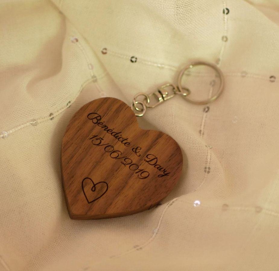 Porta-chaves USB em forma de coração em madeira escura para personalizar com gravação