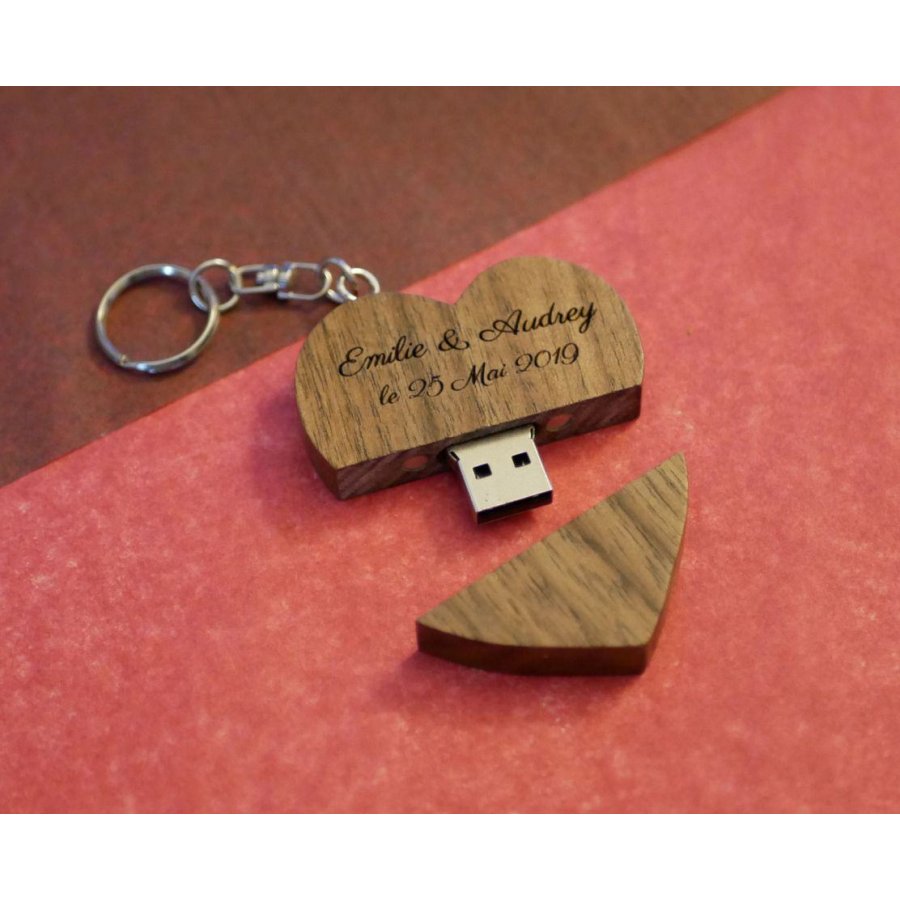 Porta-chaves USB em forma de coração em madeira escura para personalizar com gravação